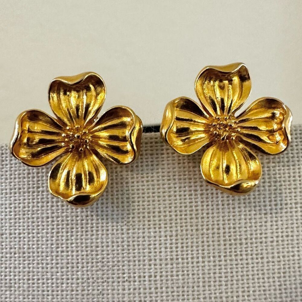 Gold tone vintage flower clip on earrings